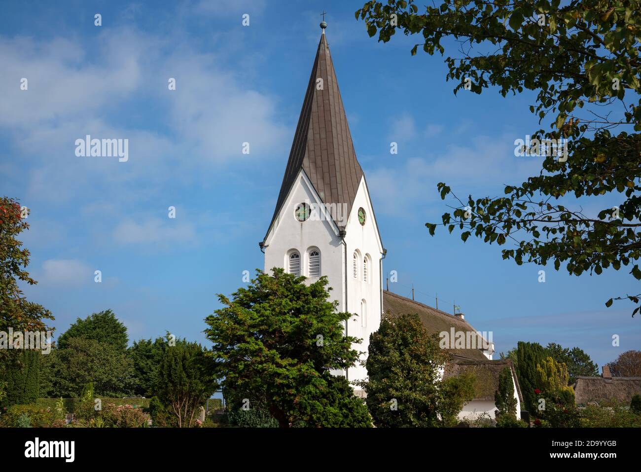 Vieille église de Nebel contre ciel bleu, Amrum, Allemagne Banque D'Images