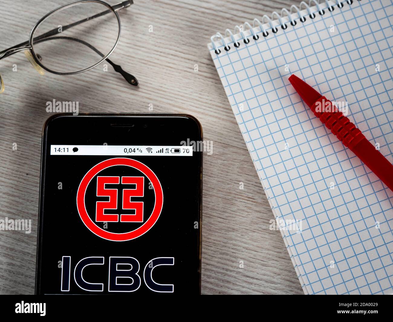 Ukraine. 8 novembre 2020. Dans cette illustration, un logo ICBC apparaît sur un smartphone. Credit: Valera Golovniov/SOPA Images/ZUMA Wire/Alamy Live News Banque D'Images