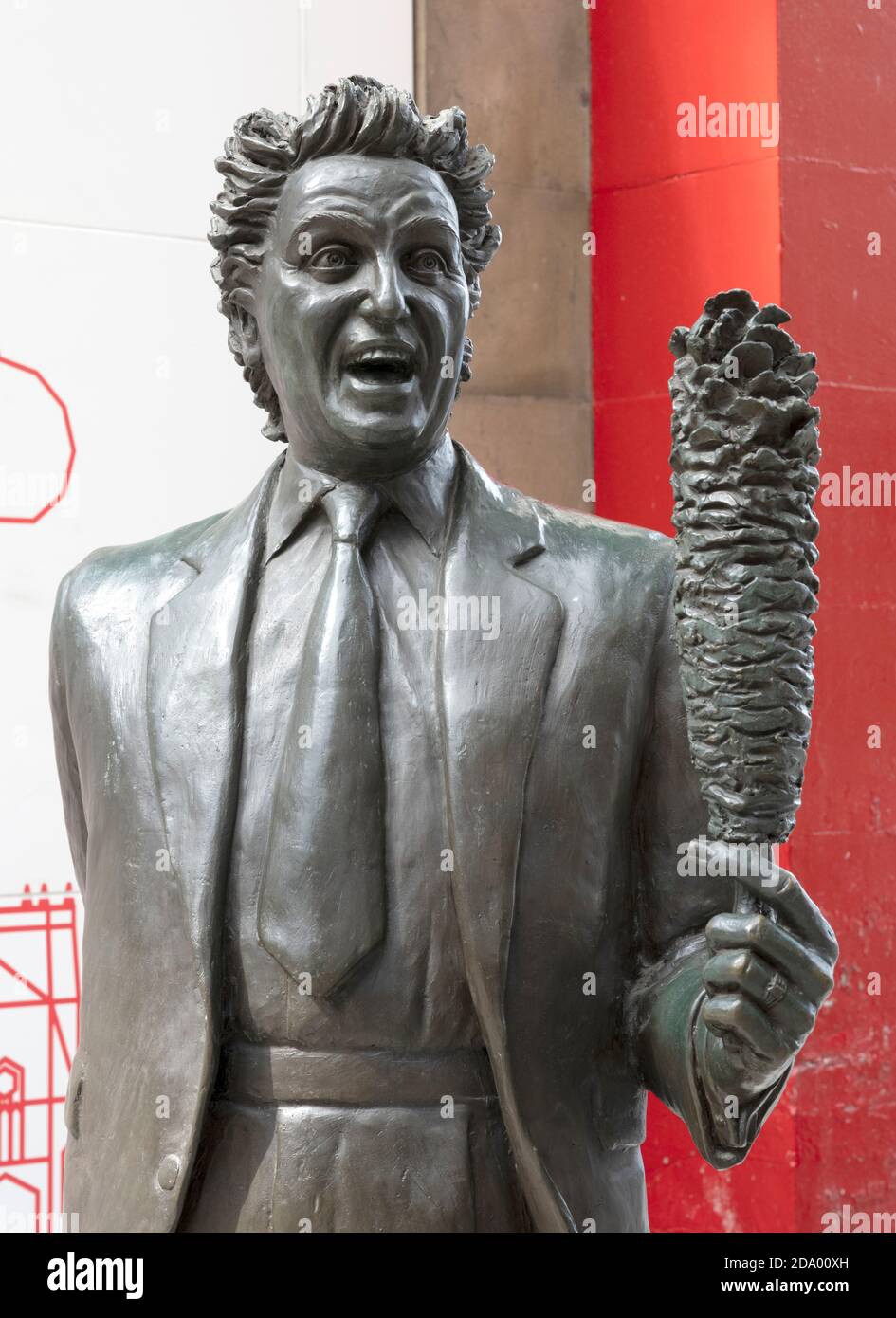 Statue de Ken Dodd à la gare de Lime Street, Liverpool, Merseyside, Angleterre, Royaume-Uni - appelée « chance Meeting » sculptée par Tom Murphy. Banque D'Images