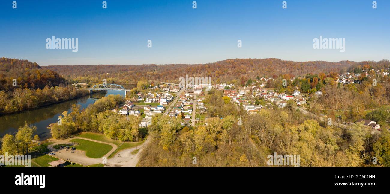 Prise de vue panoramique d'un drone aérien du centre-ville de point Marion en Pennsylvanie Banque D'Images