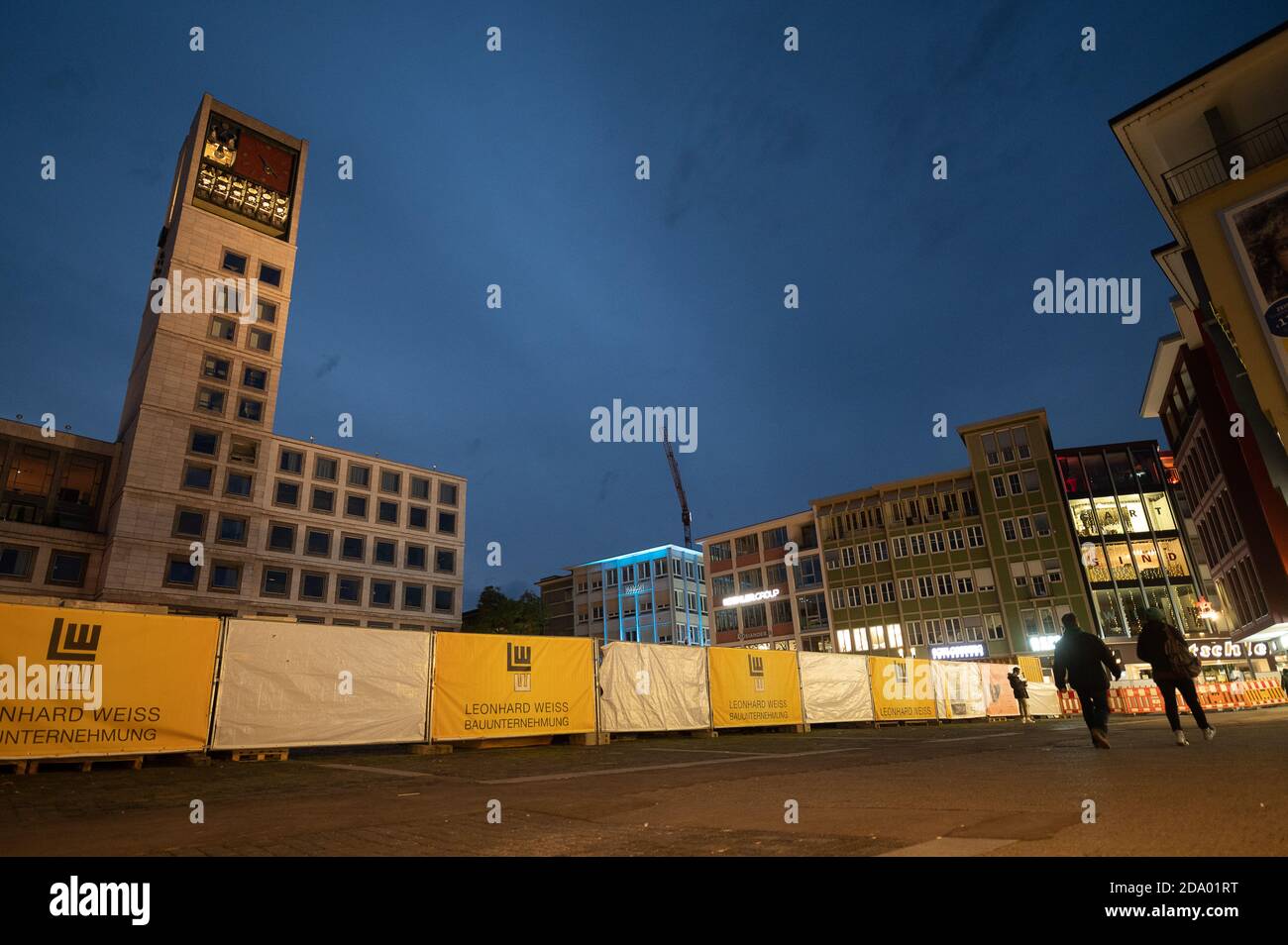 Stuttgart, Allemagne. 08 novembre 2020. L'hôtel de ville (l) est illuminé le jour de l'élection d'un nouveau Lord Mayor à Stuttgart à l'heure bleue. Un vote de run-off possible aura lieu le 29 novembre. Credit: Sebastian Gollnow/dpa/Alay Live News Banque D'Images