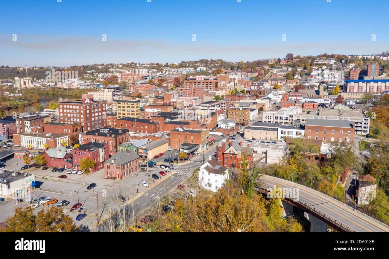 Morgantown, WV - 7 novembre 2020 : prise de vue panoramique d'un drone aérien du centre-ville de Morgantown en Virginie occidentale Banque D'Images