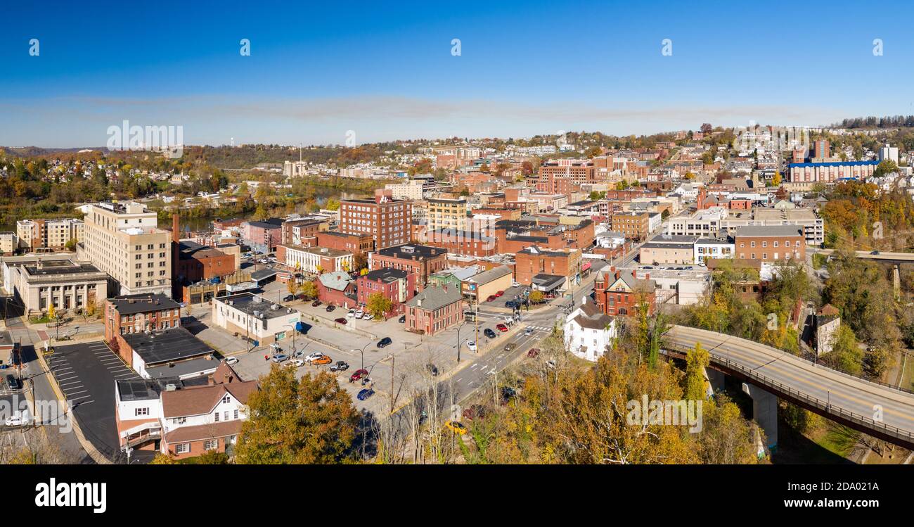 Morgantown, WV - 7 novembre 2020 : prise de vue panoramique d'un drone aérien du centre-ville de Morgantown en Virginie occidentale Banque D'Images