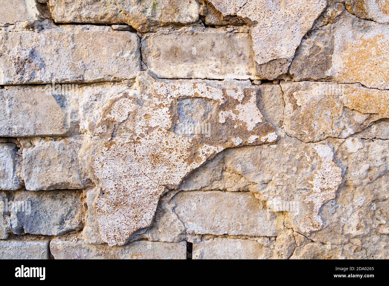 Peinture écaillée, stuc sur un vieux mur de briques. Arrière-plan fissuré. Banque D'Images