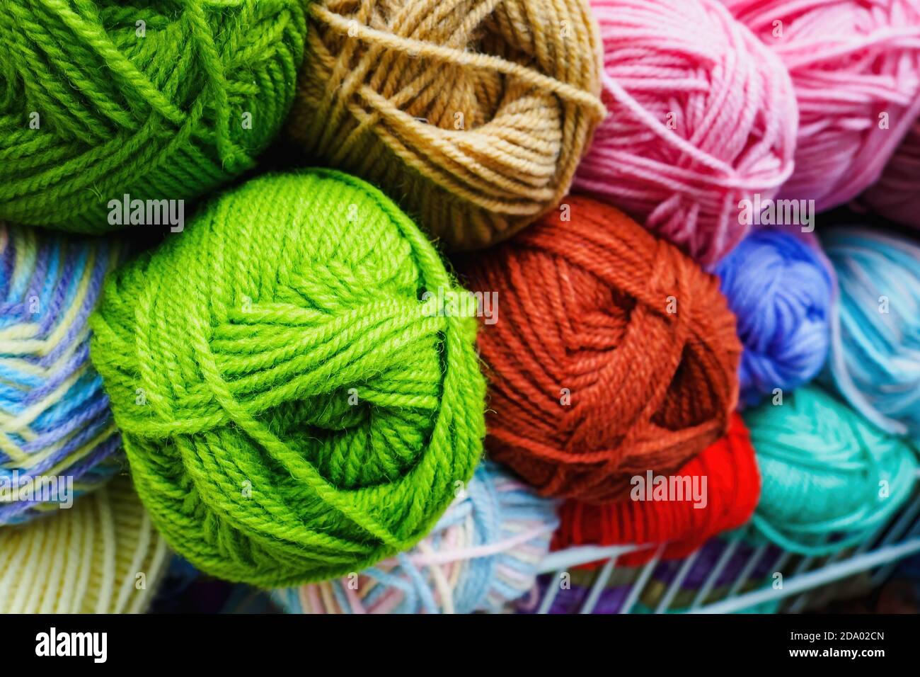 gros plan de divers enchevêtrements de couleurs fil de laine pour le tricot, mise au point sélective. Banque D'Images