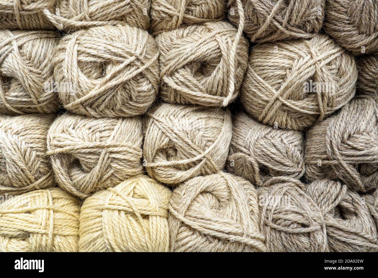 Arrière-plan de fils de laine enchevêtrés, fils beige de laine naturelle. Banque D'Images