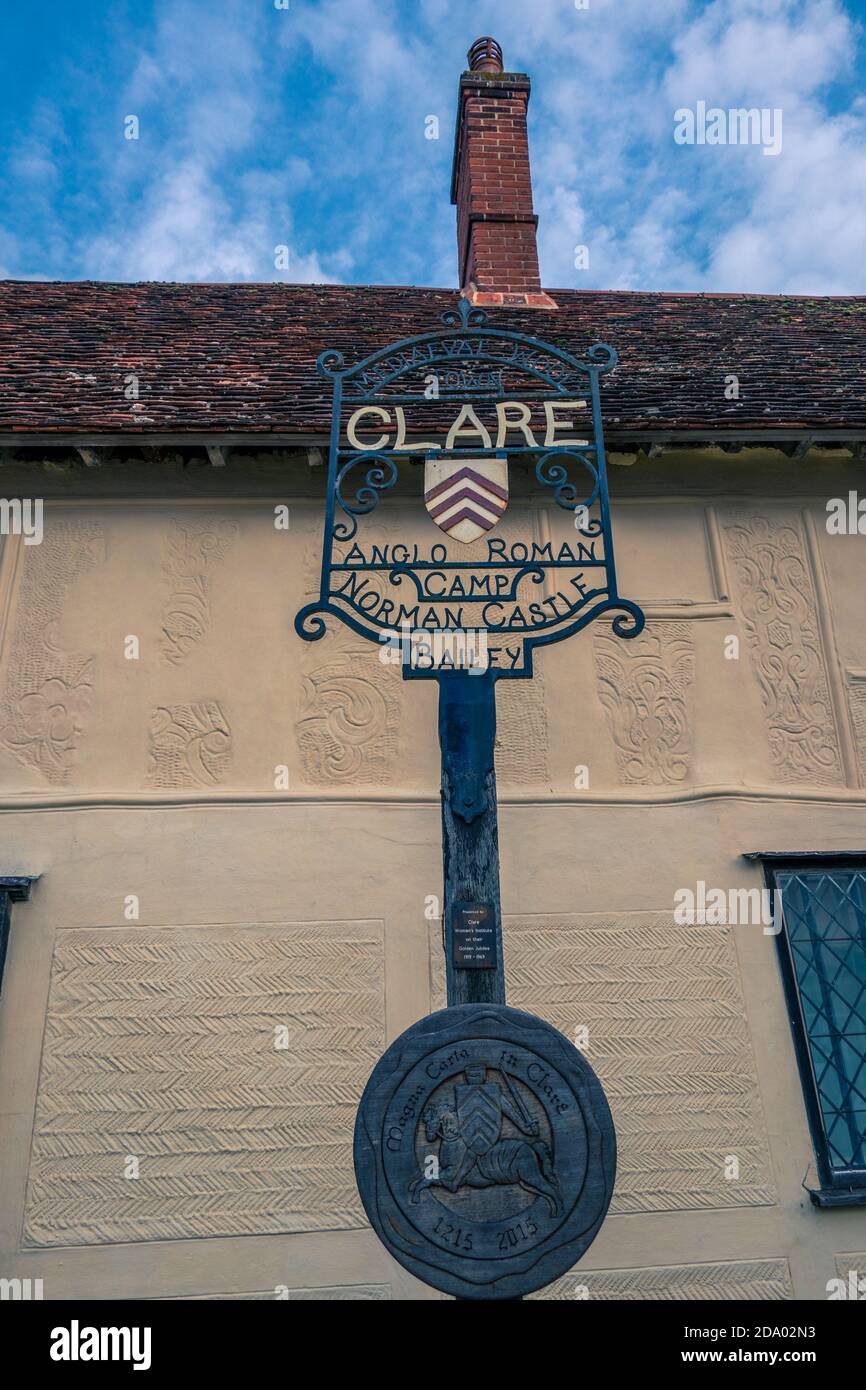 Ville signe de Clare à l'origine un camp anglo-romain avec Un château normand Suffolk Angleterre Banque D'Images