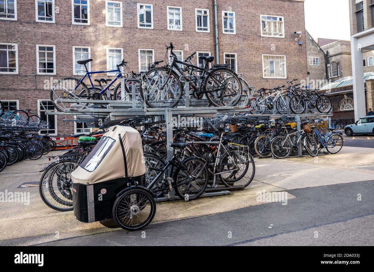 Parking à deux étages avec vélos à l'université de Cambridge Banque D'Images