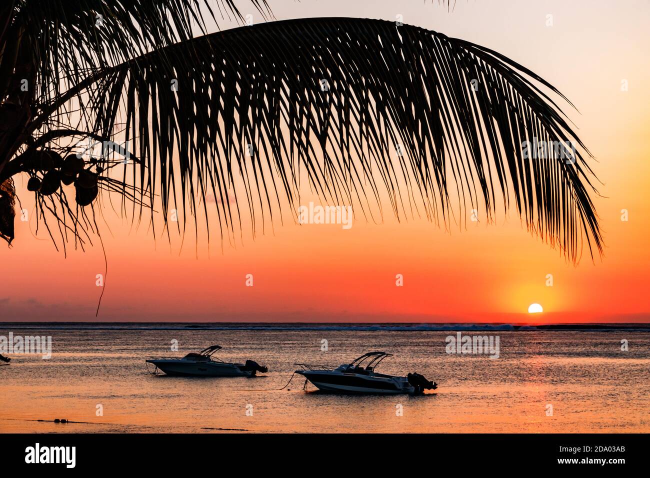 Un coucher de soleil romantique sur la côte sud-est de la belle île Maurice  Photo Stock - Alamy