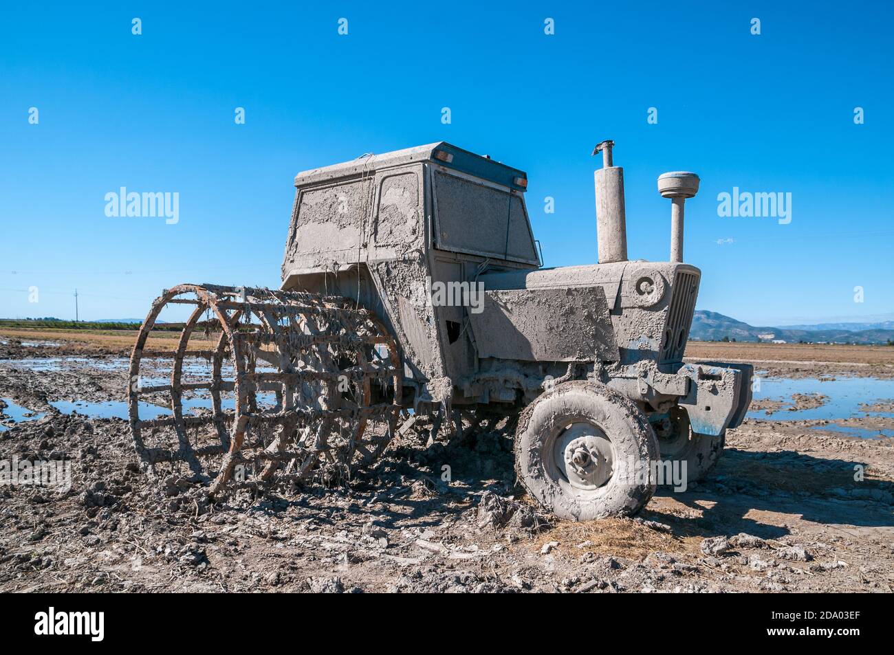 Tracteur rizicole couvert de boue, Ebro Delta, Tarragone, Catalogne,  Espagne Photo Stock - Alamy