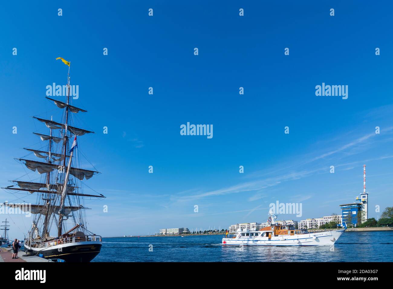 Rostock: Quartier Warnemünde, voilier historique, vue sur le quartier Hohe Düne, Ostsee (Mer Baltique), Mecklenburg-Vorpommern, Allemagne Banque D'Images