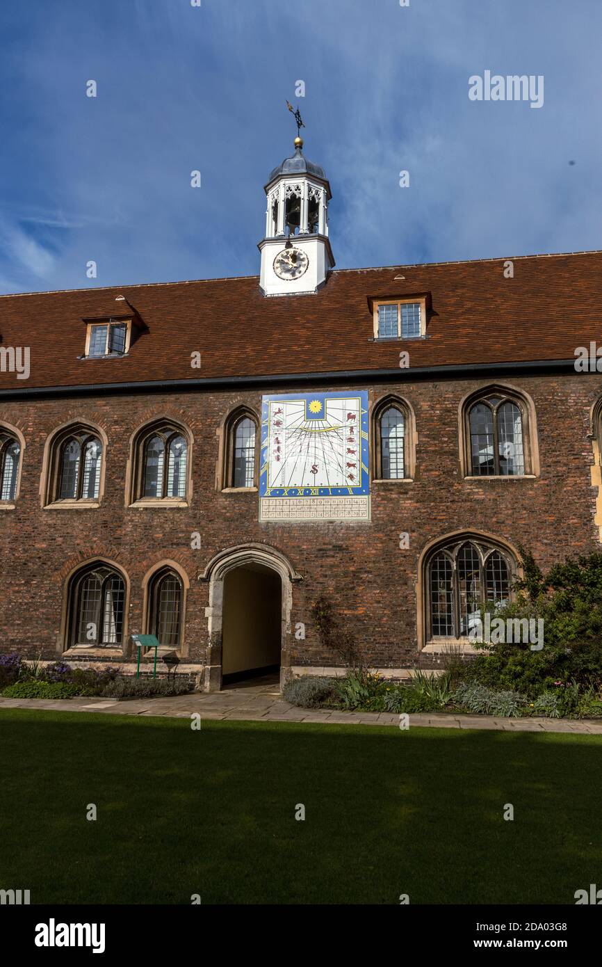 Sundial et tour de l'horloge au Queen's College de Cambridge. Le cadran solaire indique l'heure du jour, ainsi que le mois, le signe du zodiaque, l'heure du soleil Banque D'Images