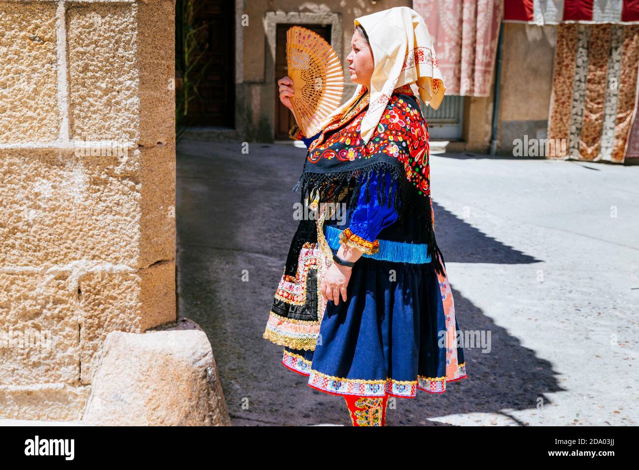 Femme vêtue de vêtements typiques de Lagartera. Lagartera, Tolède, Castilla - la Mancha, Espagne, Europe Banque D'Images