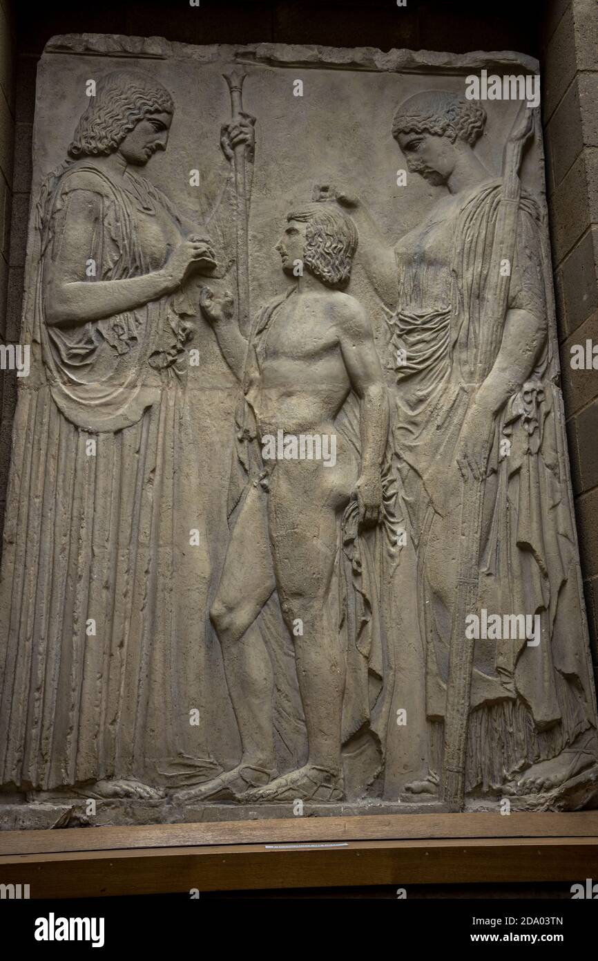 Un casting d'une décharge datée d'environ 440 av. J.-C. trouvé à Eleusis en 1859. Avec la déesse de la terre et la fertilité Demeter à gauche, montrant le maïs à Tripolemos Banque D'Images