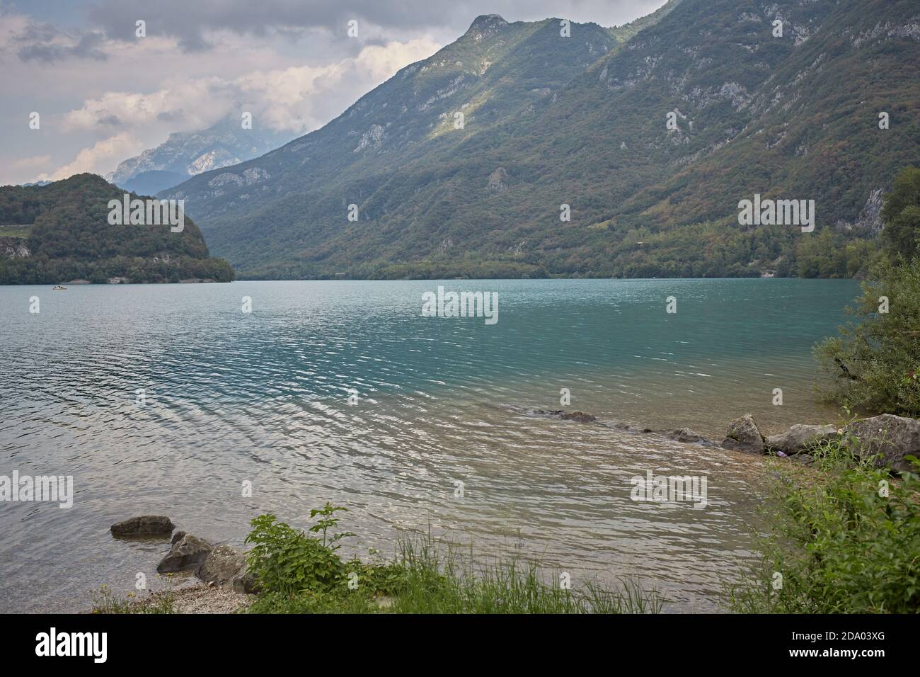 Udine, Italie, août 2019. Vue générale sur le lac Cavazzo avec les montagnes en arrière-plan. Banque D'Images