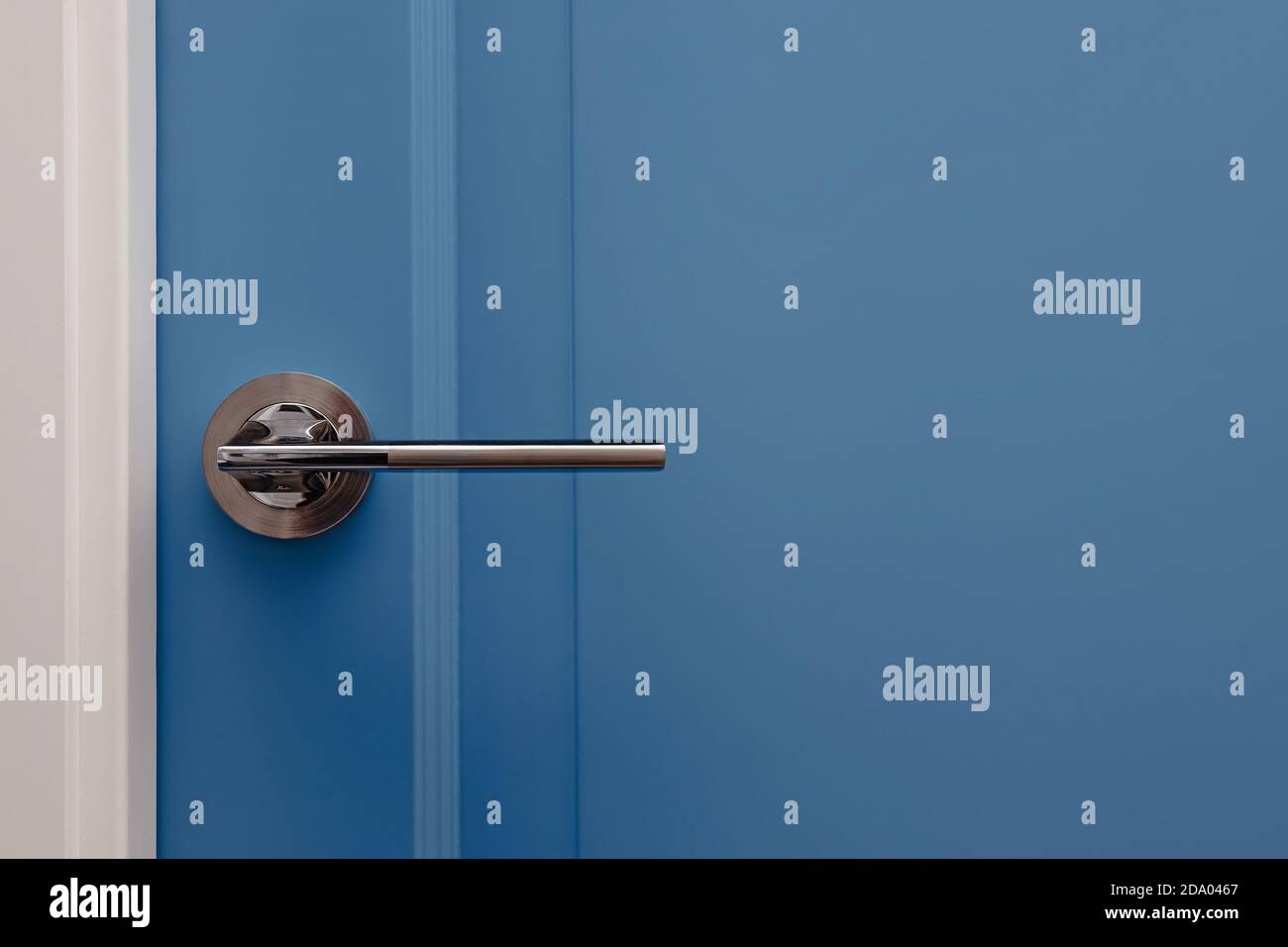 Porte bleue dans un appartement design moderne Banque D'Images