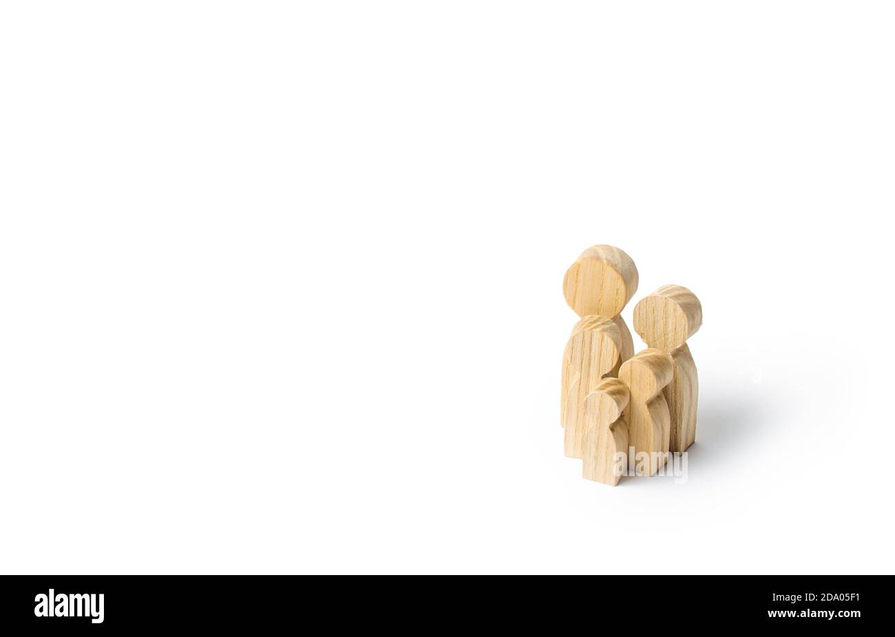 Figurines en bois de la famille sur fond blanc. Valeurs familiales et santé. Adoption et garde des enfants. Soutien social, démographie, sociolog Banque D'Images