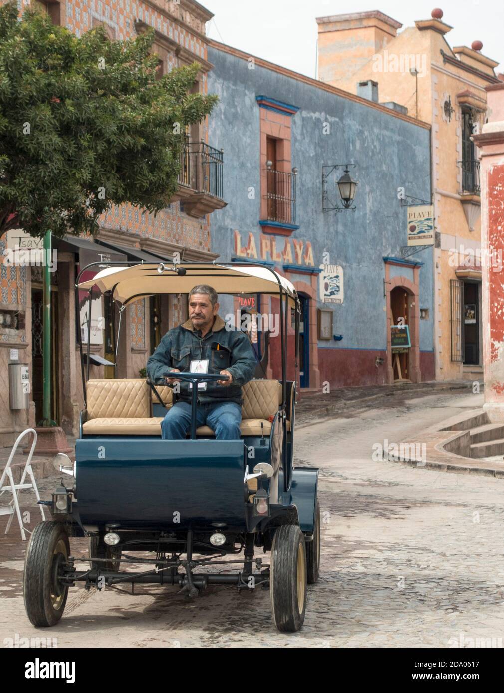 Une voiture d'époque est conduite autour de Bernal, Queretaro, Mexique Banque D'Images