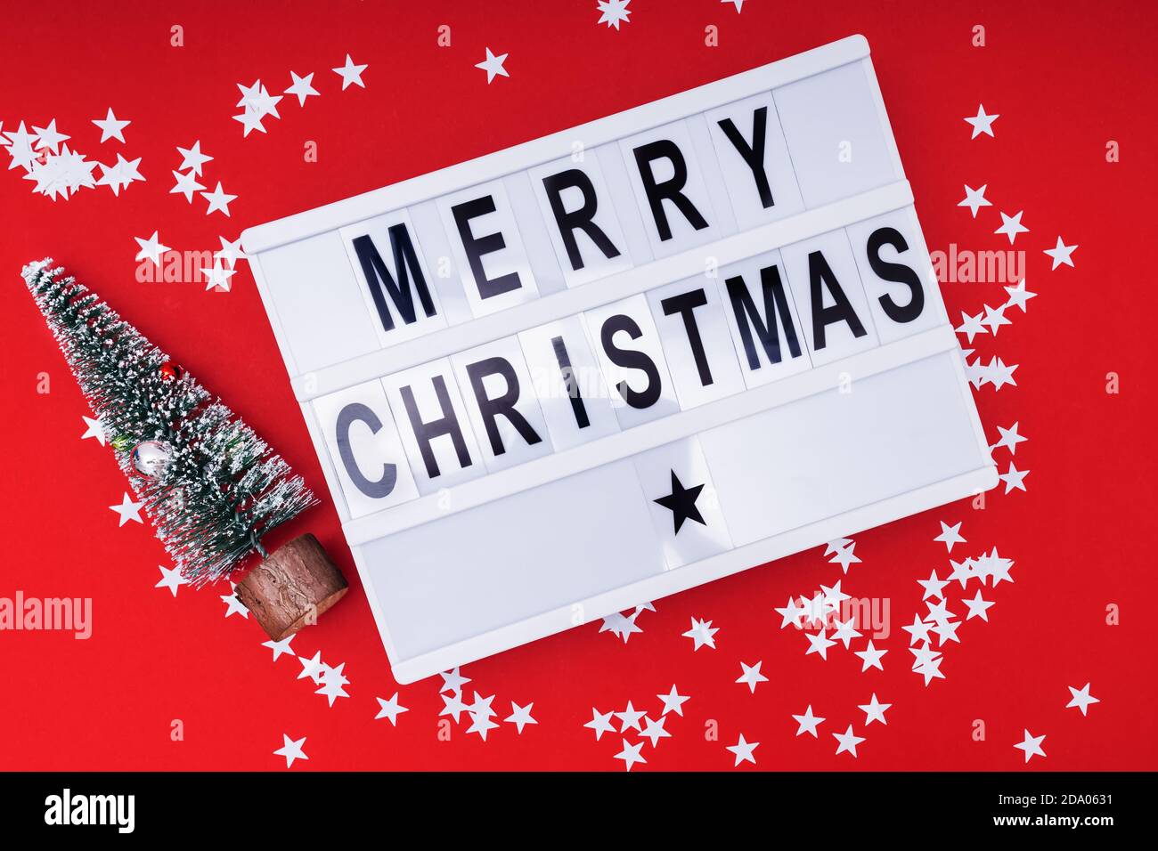Merry Christmas Flat Lay avec texte sur la visionneuse et petit Arbre de Noël Banque D'Images