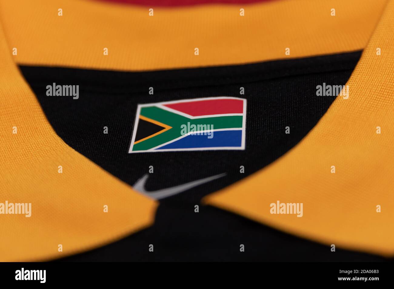 Drapeau sud-africain et logo Nike tick à l'intérieur du cou D'un maillot de football du 40e anniversaire de Kaizer Chiefs Banque D'Images