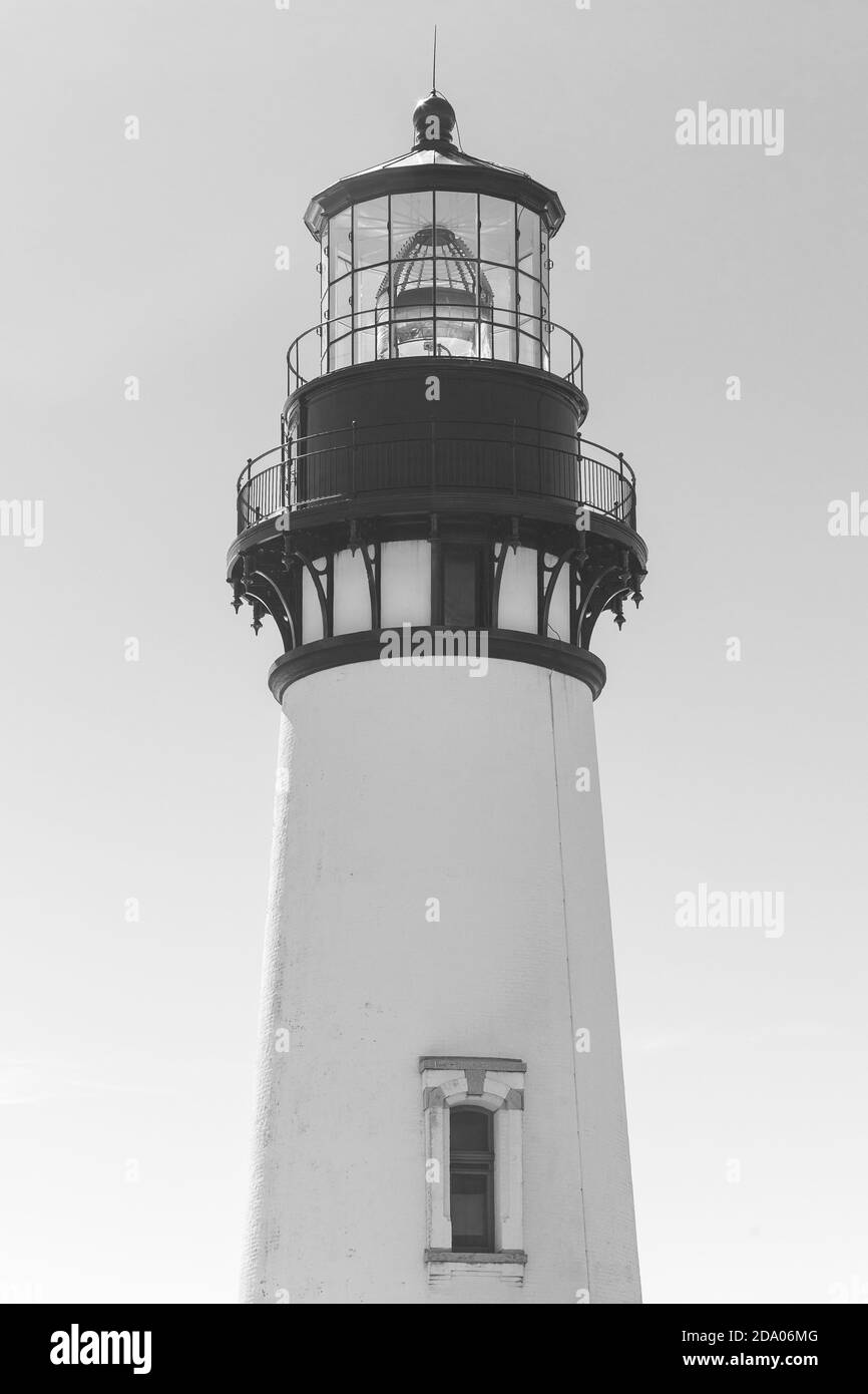 Le sommet du phare de Yaquina Head sur la côte du Pacifique, Oregon, États-Unis. Photo noir et blanc Banque D'Images