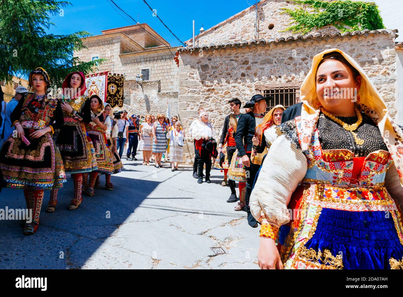 Femmes vêtues du costume typique de Lagartera pendant la procession de Corpus Christi. Lagartera, Tolède, Castilla - la Mancha, Espagne, Europe Banque D'Images