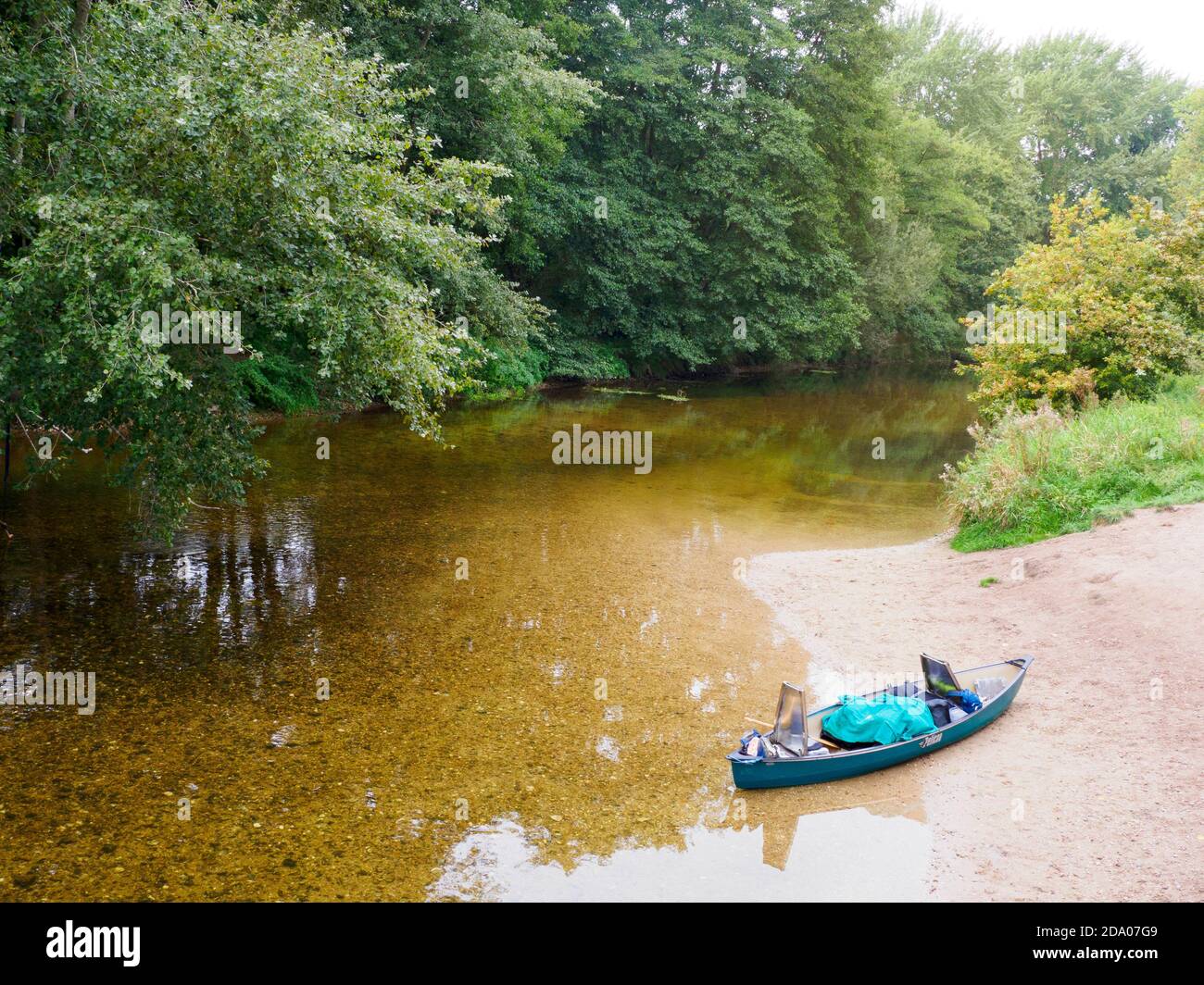 Faites du canoë sur la rivière Little Ouse au site de pique-nique de St Helen, forêt de Thetford, Norfolk, Royaume-Uni Banque D'Images
