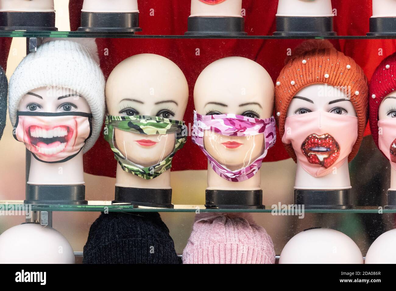 Masques transparents à vendre à Glasgow, Écosse, Royaume-Uni Banque D'Images