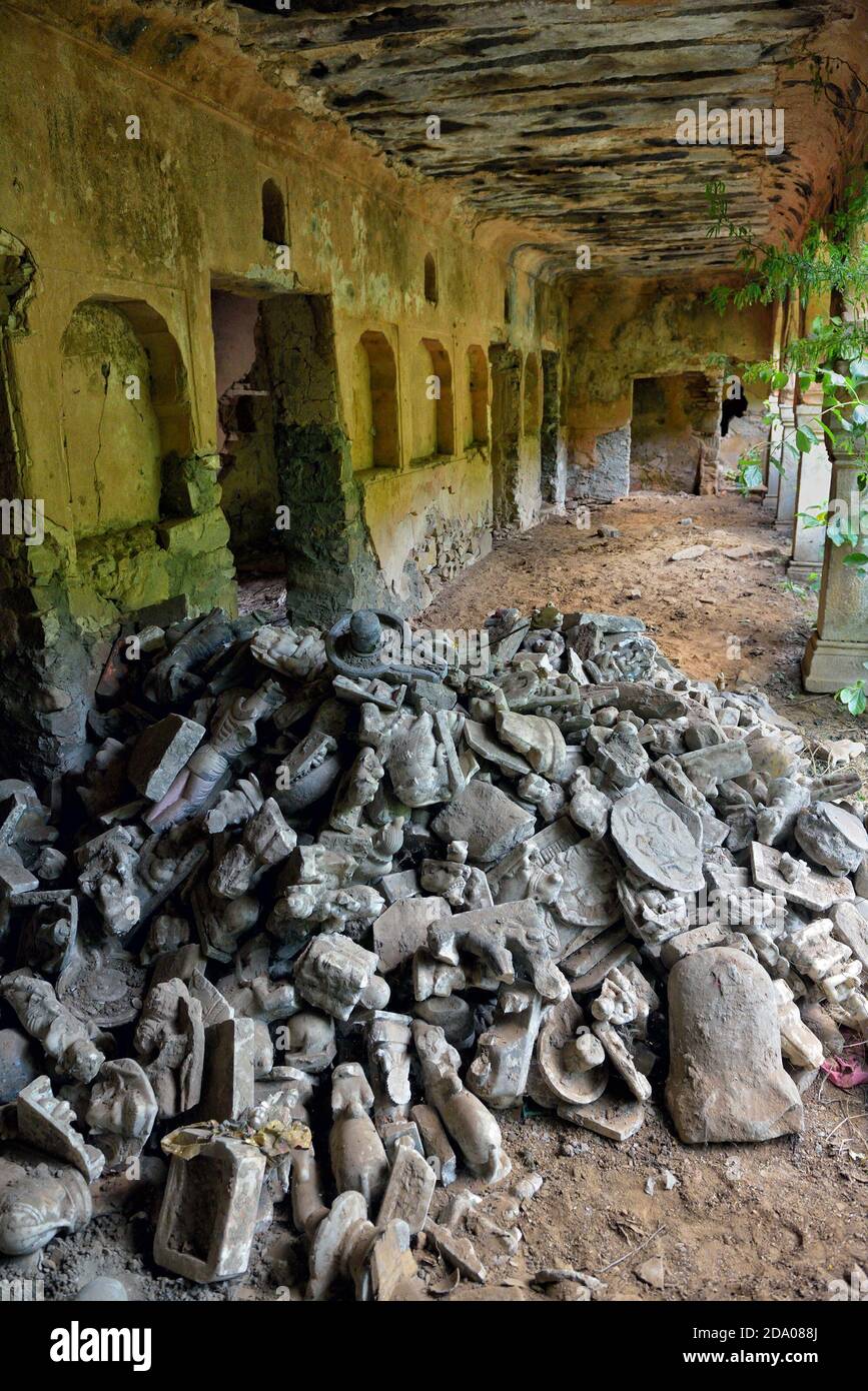 Pile d'objets d'art anciens brisés dans le vieux temple indien Banque D'Images