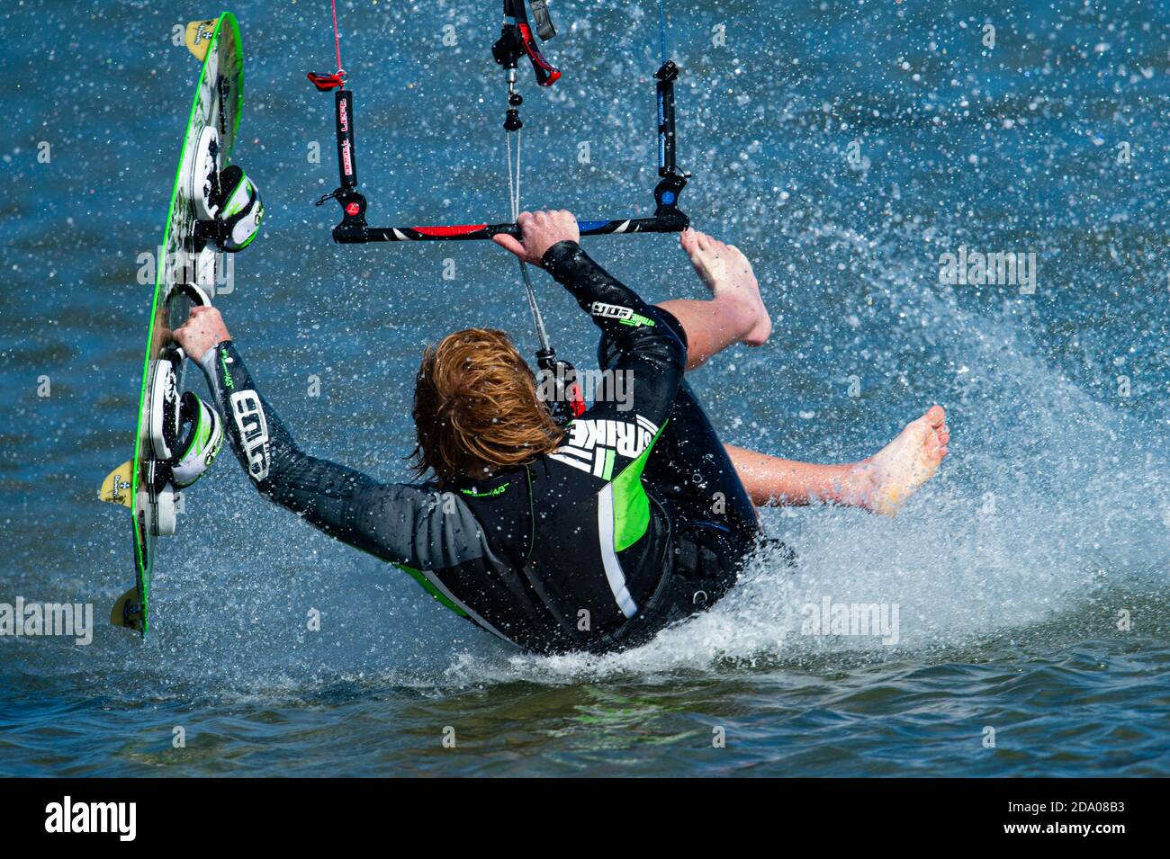 Kitesurfer in action, Dorset, Angleterre, Royaume-Uni. Banque D'Images