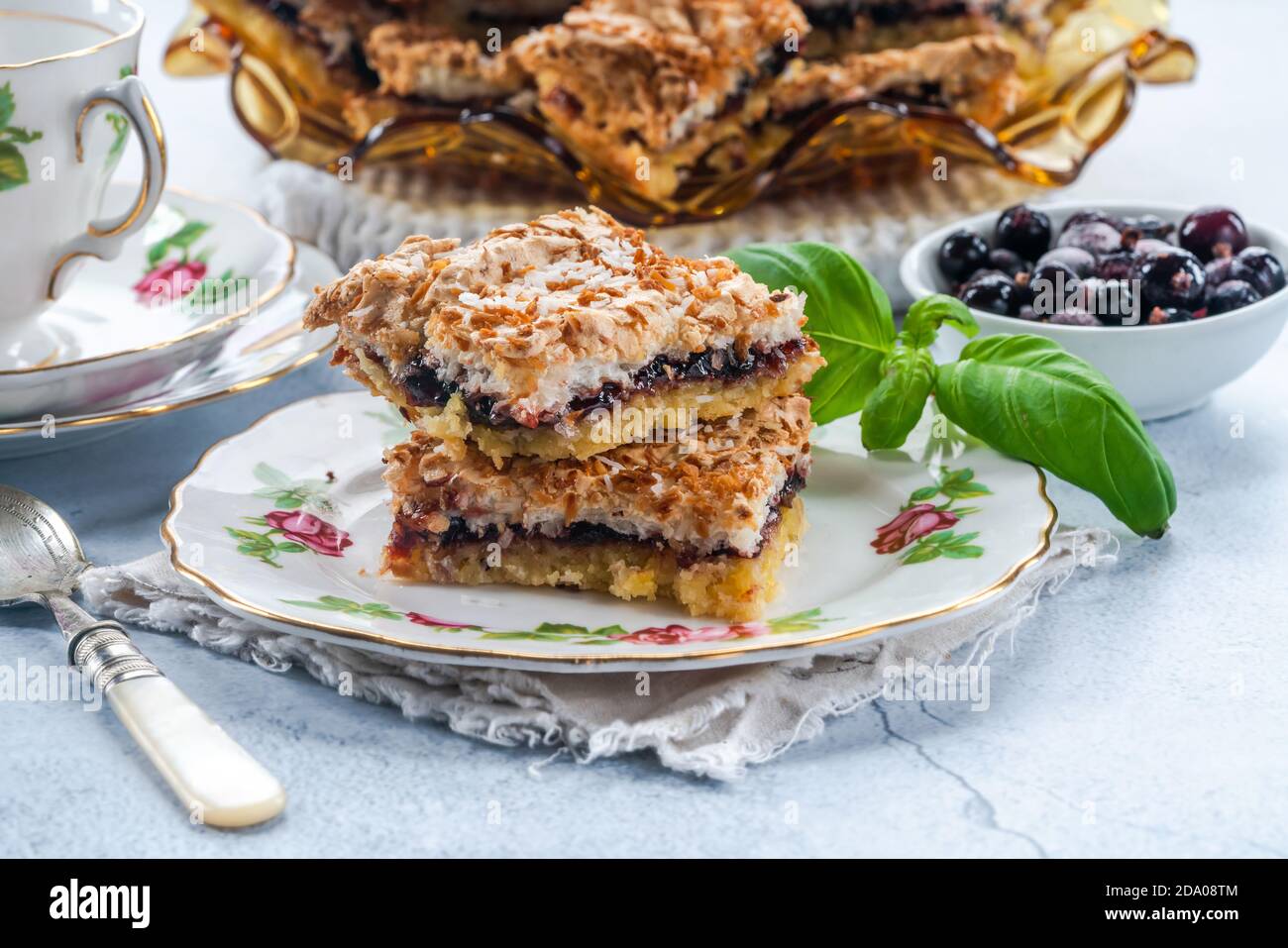 Tarte A La Noix De Coco Avec Confiture De Cassis Photo Stock Alamy