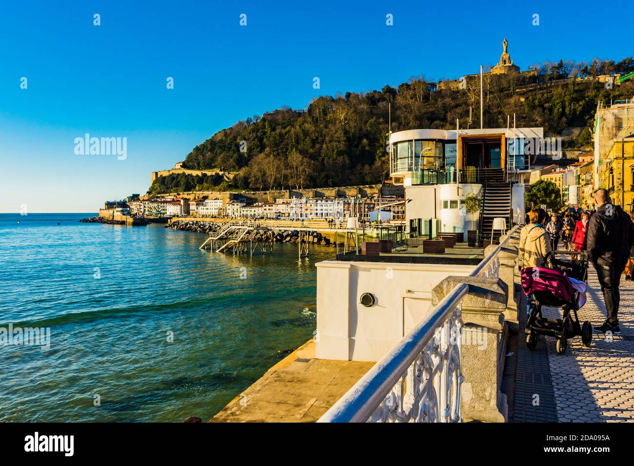 Promenade de la Concha, en arrière-plan, le Nautical Club, le port de plaisance et le Mont Urgull. San Sebastian, Gipuzkoa, Donostialdea, pays Basque, SPAI Banque D'Images