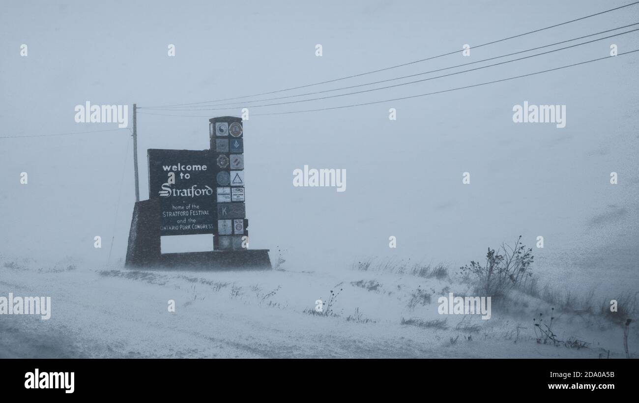 Vue sur l'entrée de la ville de Stratford, en Ontario, pendant une journée de tempête hivernale. Nous pouvons également lire sur le panneau 'Pork Congress'. Banque D'Images
