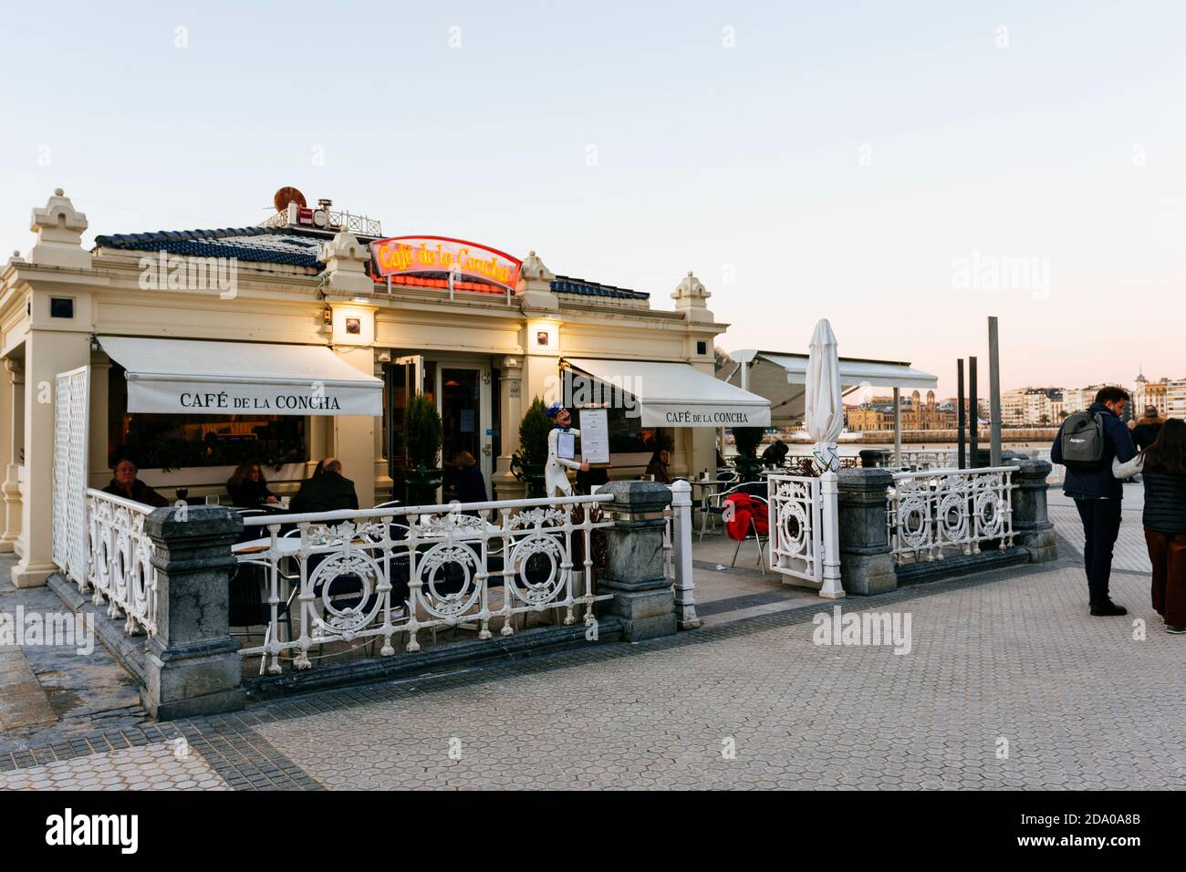 Café de la Concha sur la promenade, Playa de la Concha. San Sebastian, Gipuzkoa, Donostialdea, pays Basque, Espagne, Europe Banque D'Images