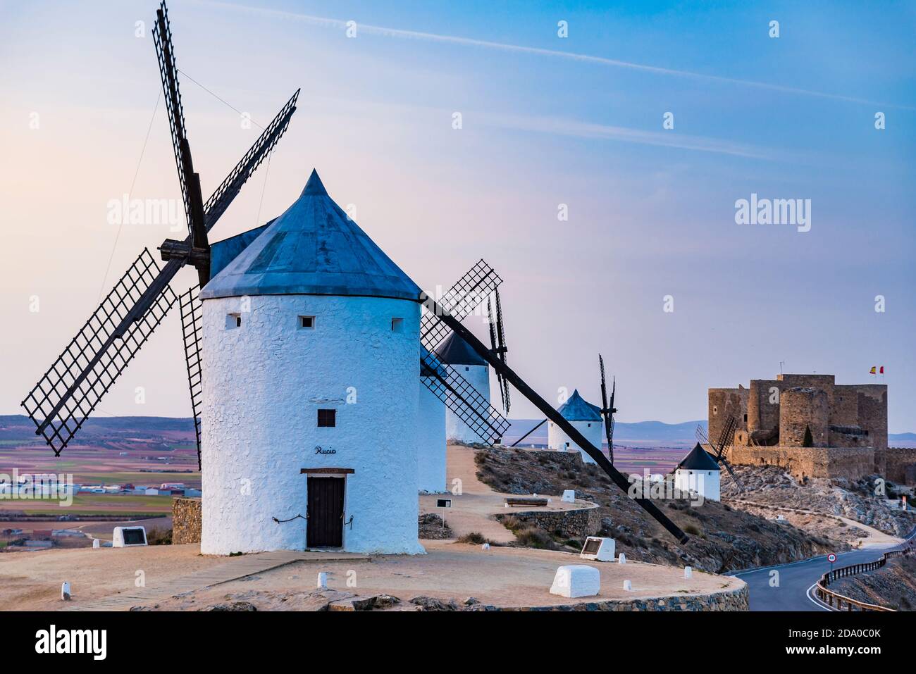 Moulins à vent au coucher du soleil. Consuegra, Tolède, Castille-la Mancha, Espagne, Europe Banque D'Images