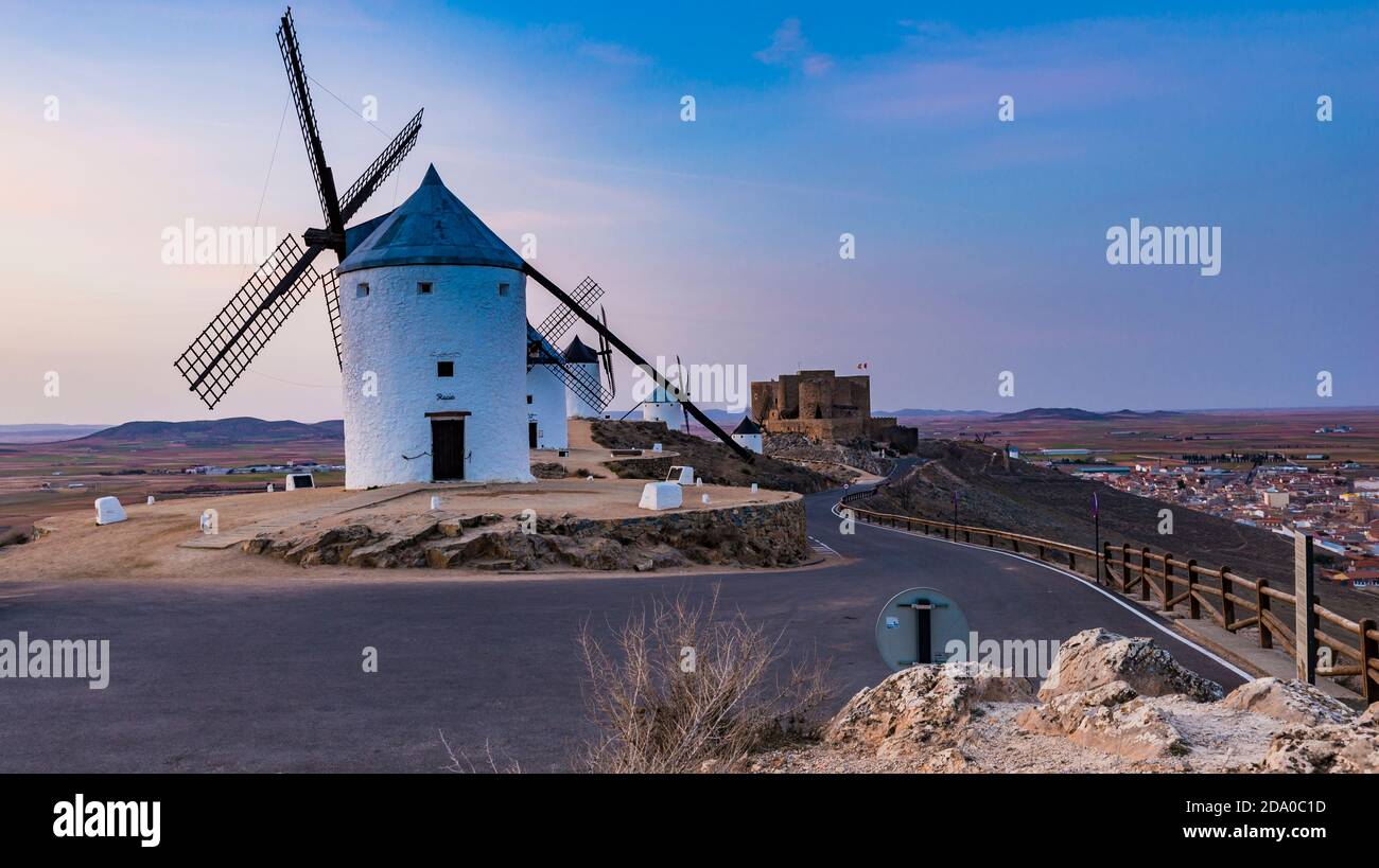 Moulins à vent au coucher du soleil. Consuegra, Tolède, Castille-la Mancha, Espagne, Europe Banque D'Images