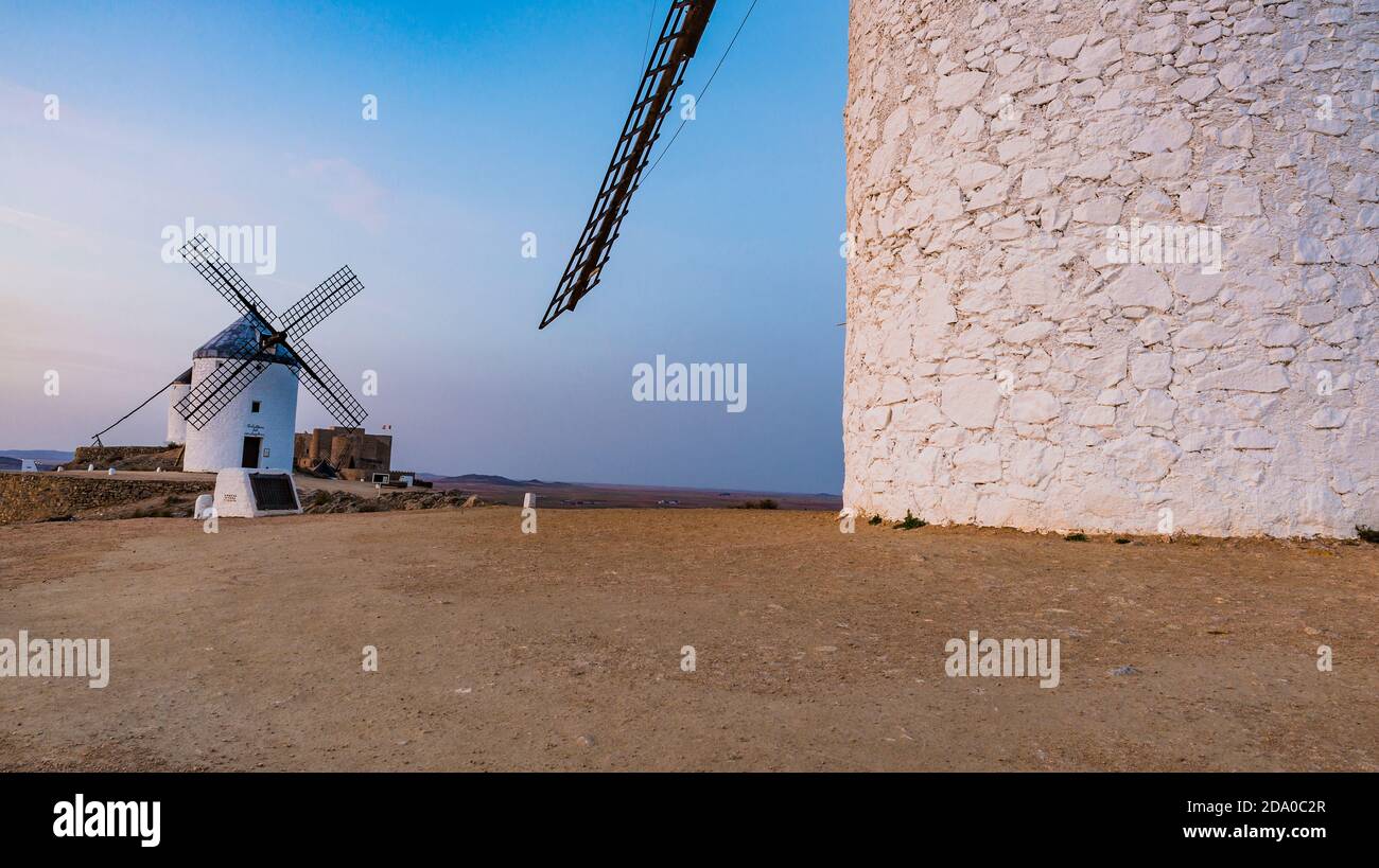 Moulins à vent au coucher du soleil. Consuegra, Tolède, Castille-la Mancha, Espagne, Europe Banque D'Images
