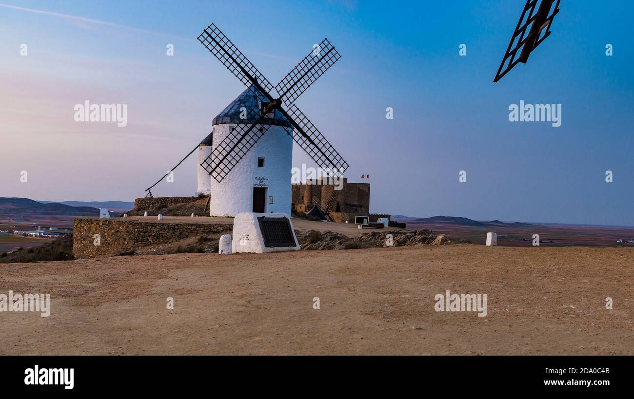 Moulins à vent au coucher du soleil. Consuegra, Tolède, Castille-la Mancha, Espagne, Europe Banque D'Images