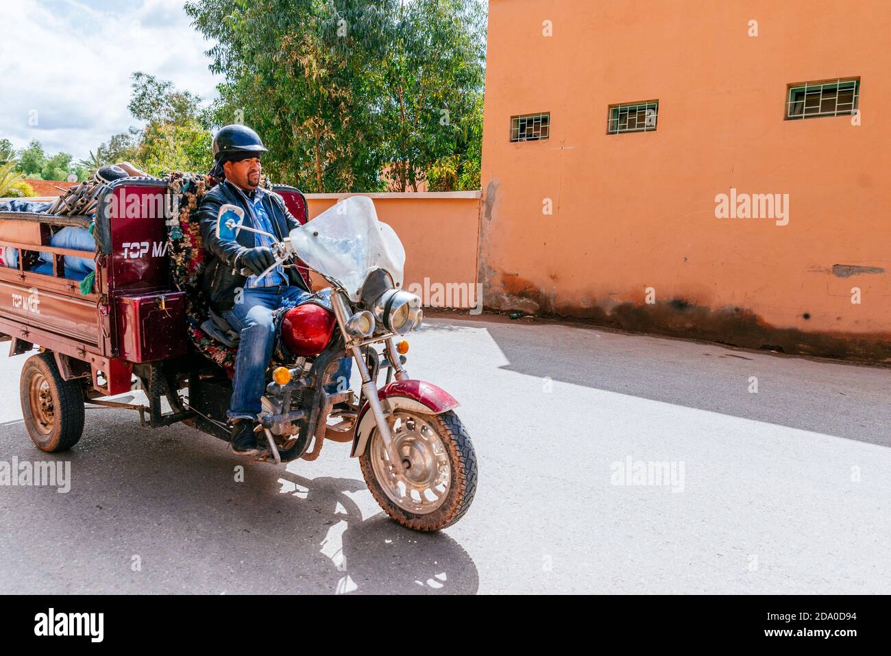 Berber homme sur une moto adaptée au transport de marchandises. Ouarzazate, Drâa-Tafilalet, Maroc, Afrique du Nord Banque D'Images