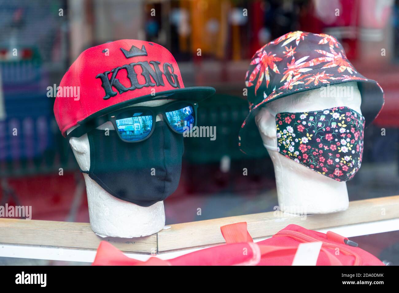 Des têtes de mannequin portant des masques dans une vitrine d'un magasin de détail, pendant le deuxième confinement national, Oxford Street, Londres, 7 novembre 2020 Banque D'Images