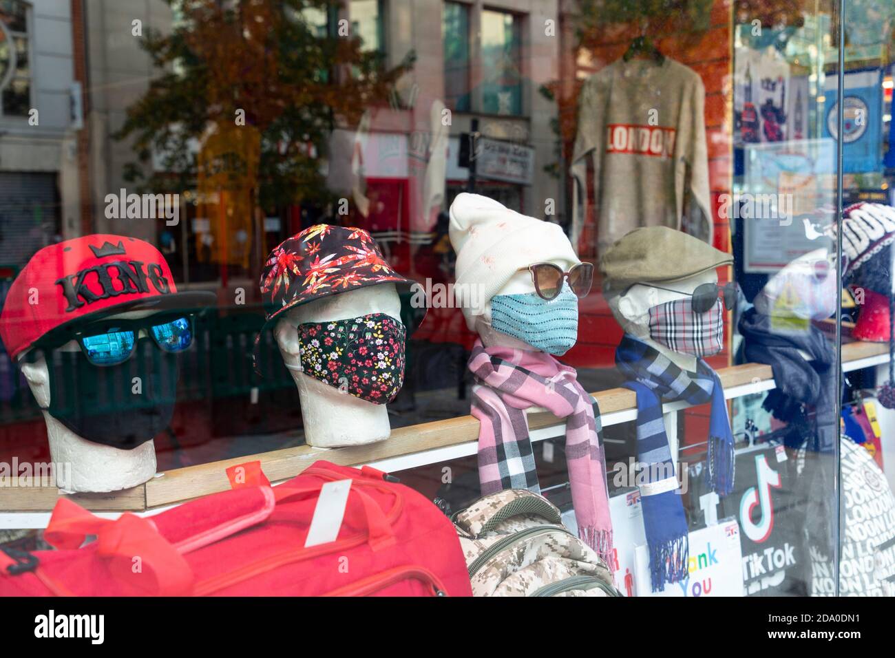 Des têtes de mannequin portant des masques dans une vitrine d'un magasin de détail, pendant le deuxième confinement national, Oxford Street, Londres, 7 novembre 2020 Banque D'Images