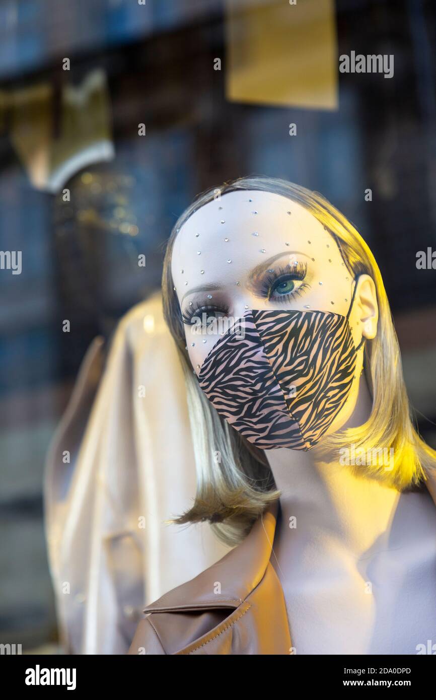 Tête de mannequin portant un masque facial dans une vitrine d'un magasin de détail, pendant le deuxième confinement national, Oxford Street, Londres, 7 novembre 2020 Banque D'Images