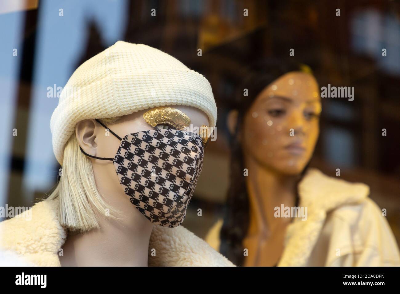 Tête de mannequin portant un masque facial dans une vitrine d'un magasin de détail, pendant le deuxième confinement national, Oxford Street, Londres, 7 novembre 2020 Banque D'Images