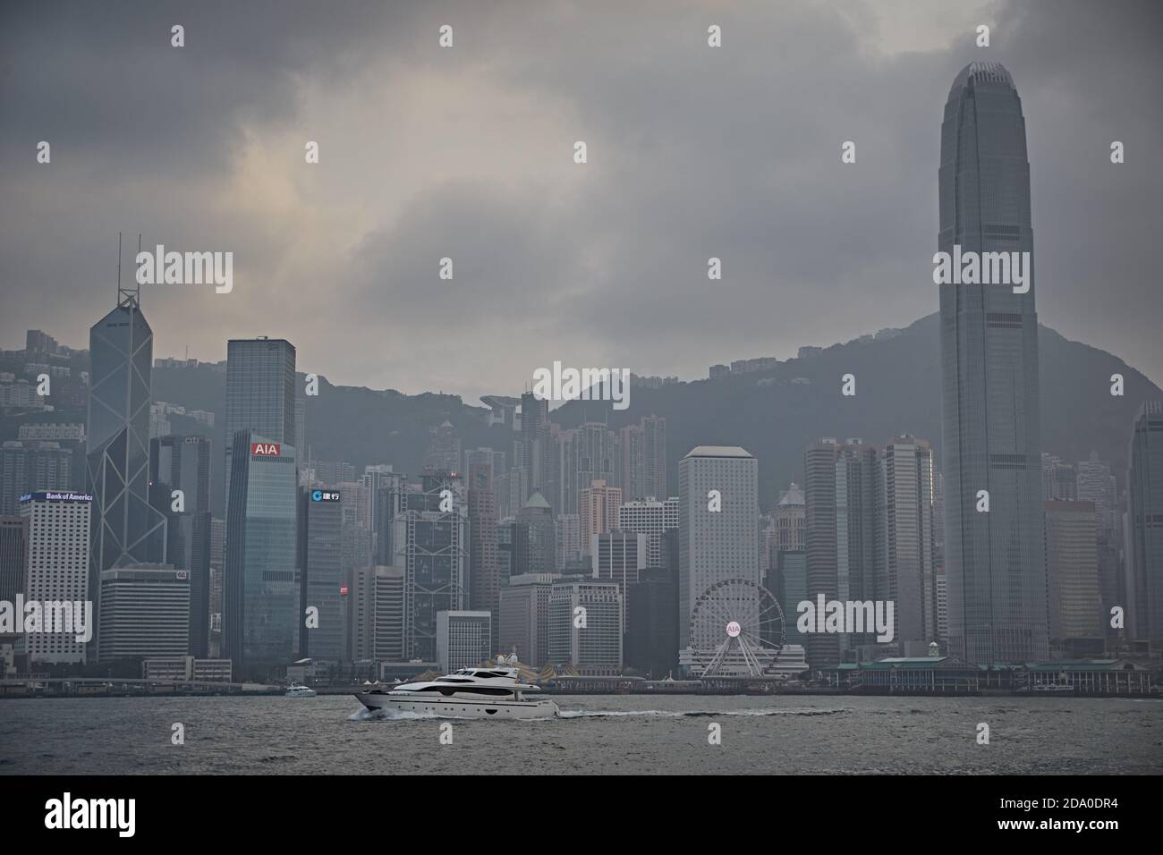 Hong Kong, Chine, avril 2018.Bateaux naviguant dans la baie de Kowloon avec les gratte-ciel de Hong Kong en arrière-plan. Banque D'Images
