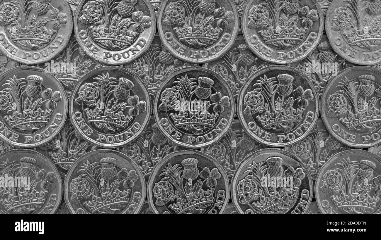 gros plan au format 16:9 de rangées de nouvelles pièces de livre alignées en rangées. Pour les finances personnelles au Royaume-Uni, les économies de jours pluvieux, le coût de la vie au Royaume-Uni, en espèces uniquement. Banque D'Images