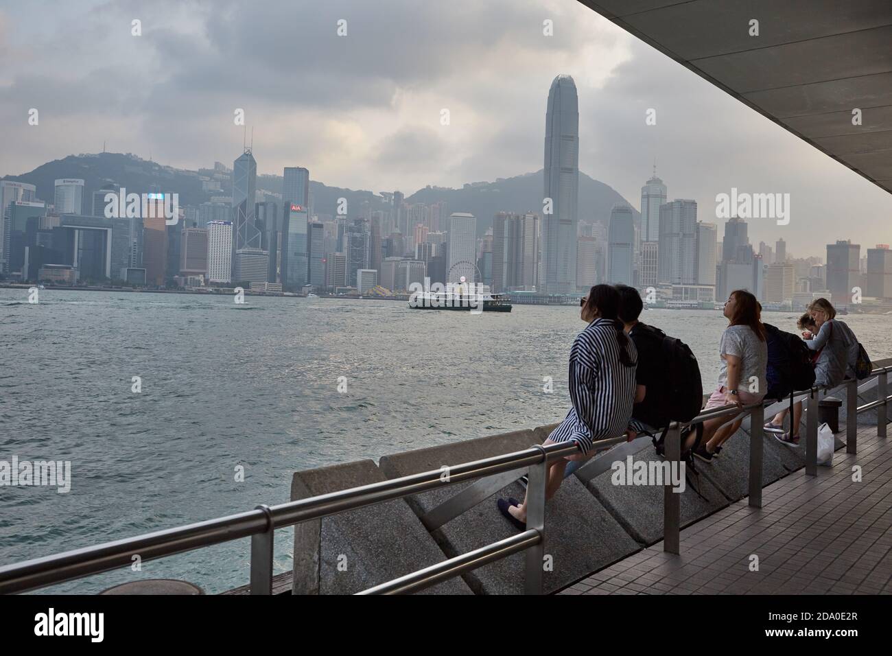 Hong Kong, Chine, avril 2018.personnes assises regardant le Skyline de Hong Kong à la baie de Kowloon. Banque D'Images