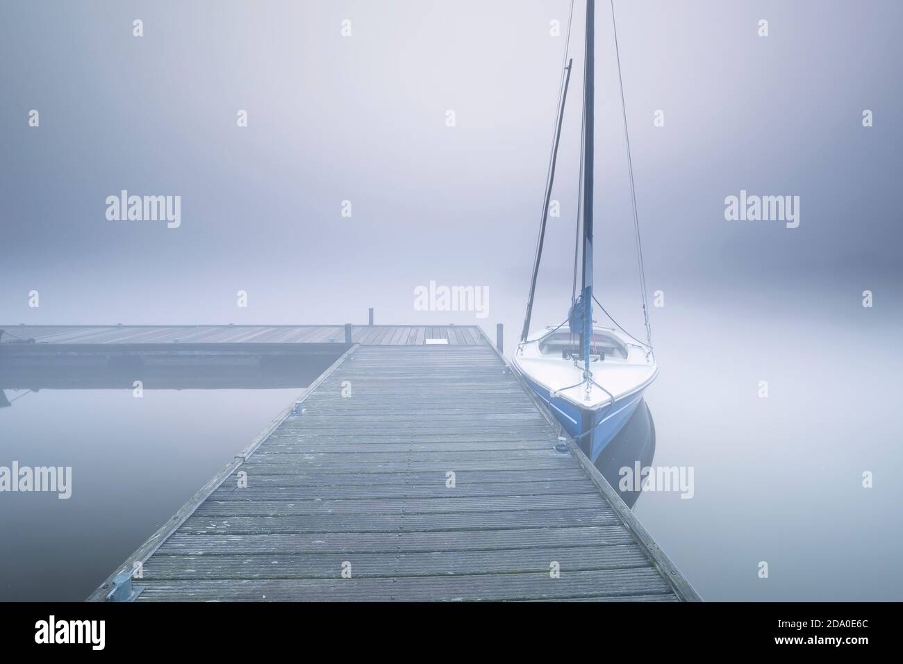 Yacht sur pair dans le brouillard dense, pays-Bas Banque D'Images
