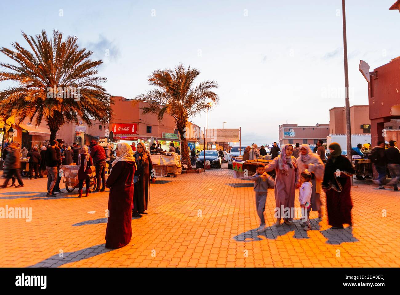 La place animée Al-Mouahidine dans l'après-midi. Ouarzazate, Drâa-Tafilalet, Maroc, Afrique du Nord Banque D'Images