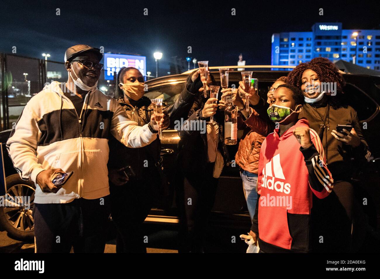 WILMINGTON, DE- NOVEMBRE 7: Les partisans de Joseph Biden se réunissent pour le regarder donner son premier discours en tant que président élu après la défaite de Donald Trump à l'élection présidentielle le 7 novembre 2020 au Chase Center on the Waterfront à Wilmington, Delaware: Photo: Chris Tuite/ImageSPACE/MediaPunch Banque D'Images