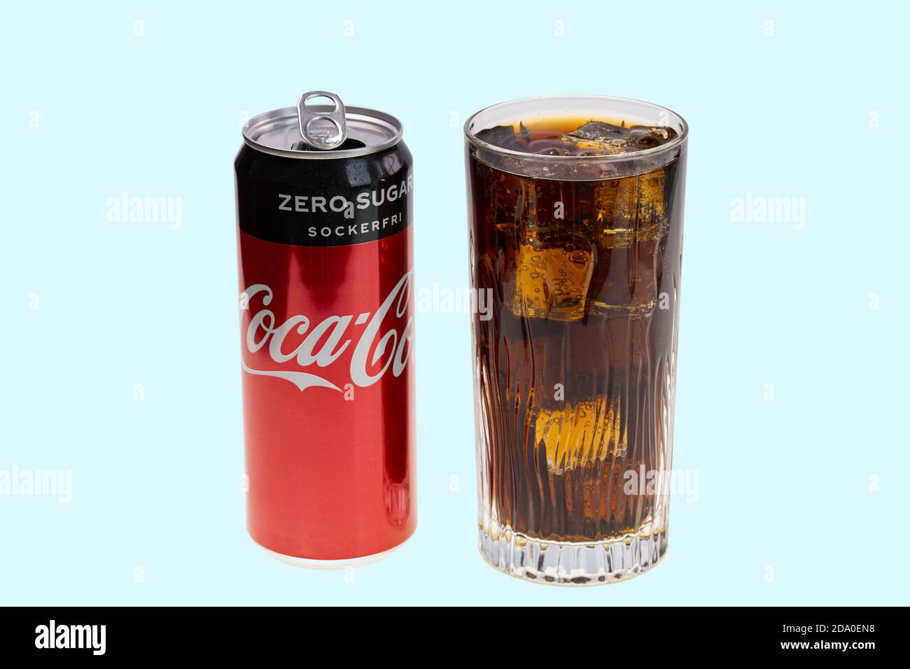 Vue sur la canette à coca ouverte et soda avec glace en verre cristal.  Concept des boissons. Concept de santé Photo Stock - Alamy